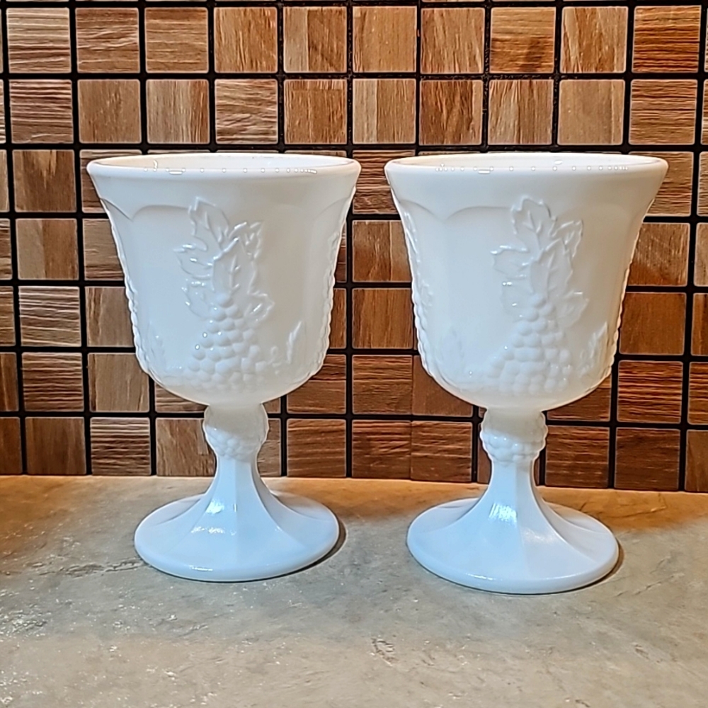 Vintage  Milkglass Goblet🍷